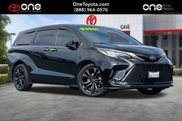 2021 Toyota Sienna XSE 7-Passenger Hybrid FWD's photo