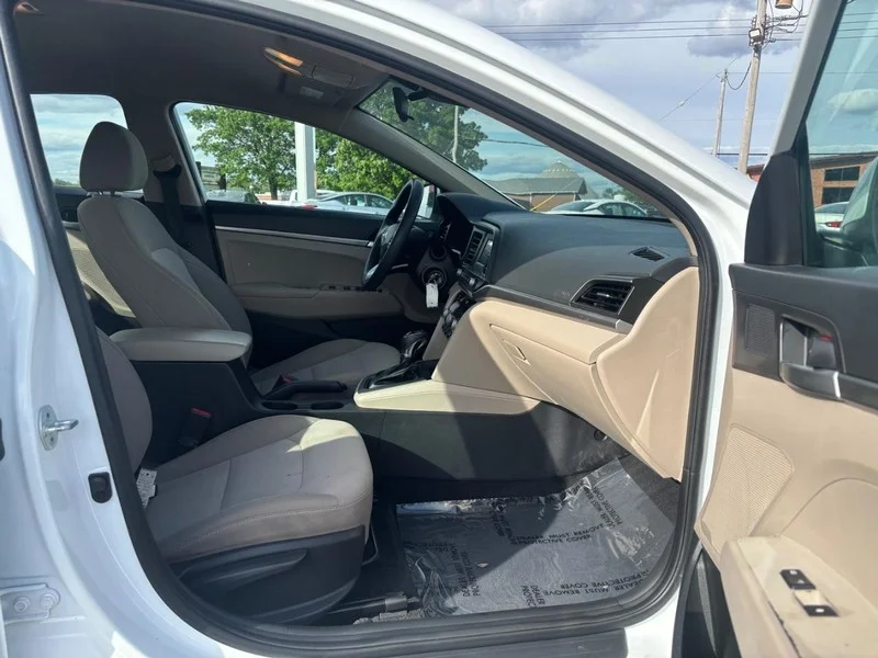 Used 2020 Quartz White Pearl Hyundai SE image 11