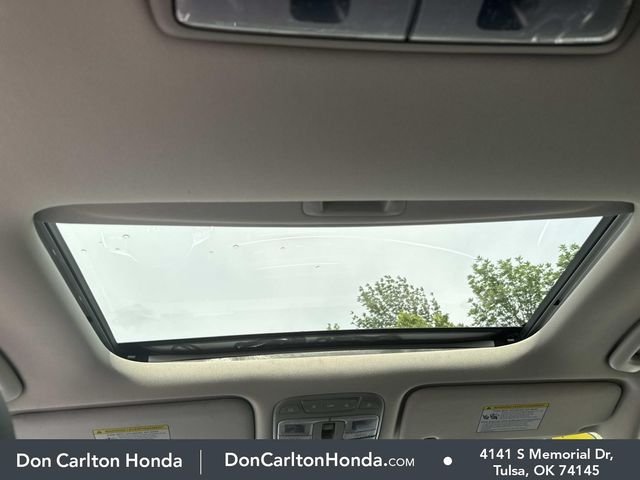Used 2022 White Pearl Kia EX image 16
