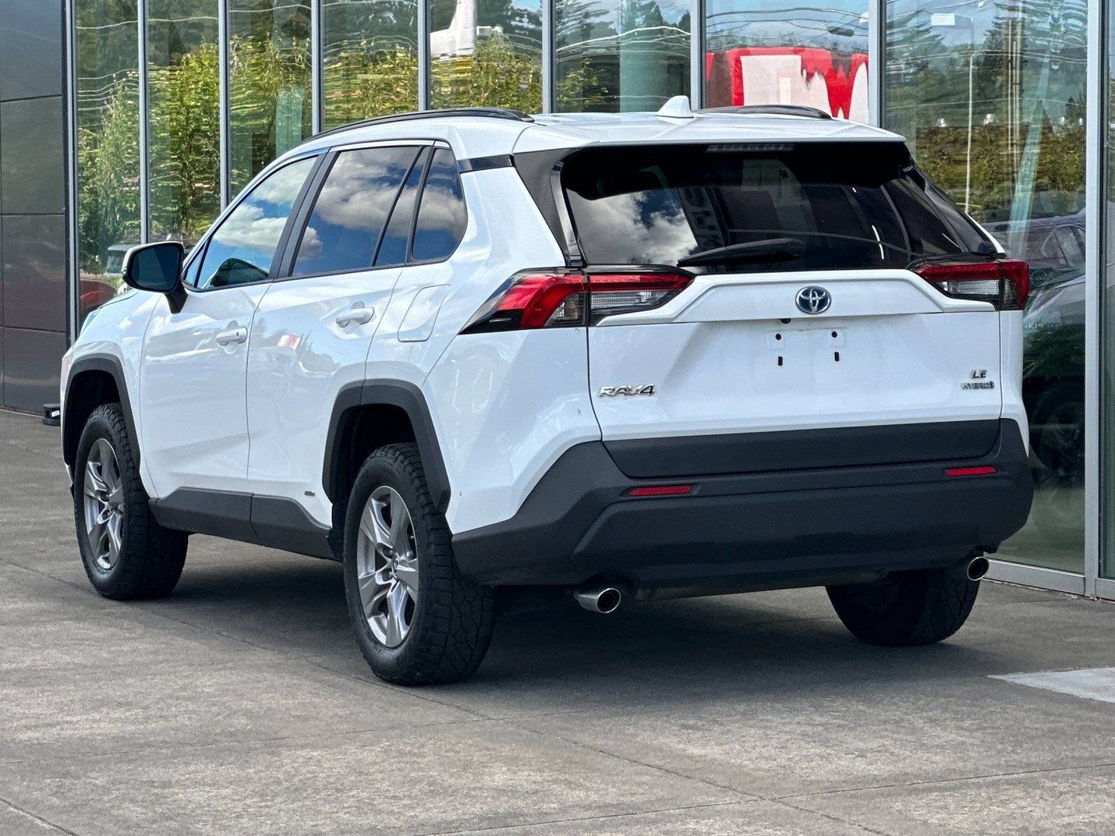 Used 2023 Ice Toyota LE image 5
