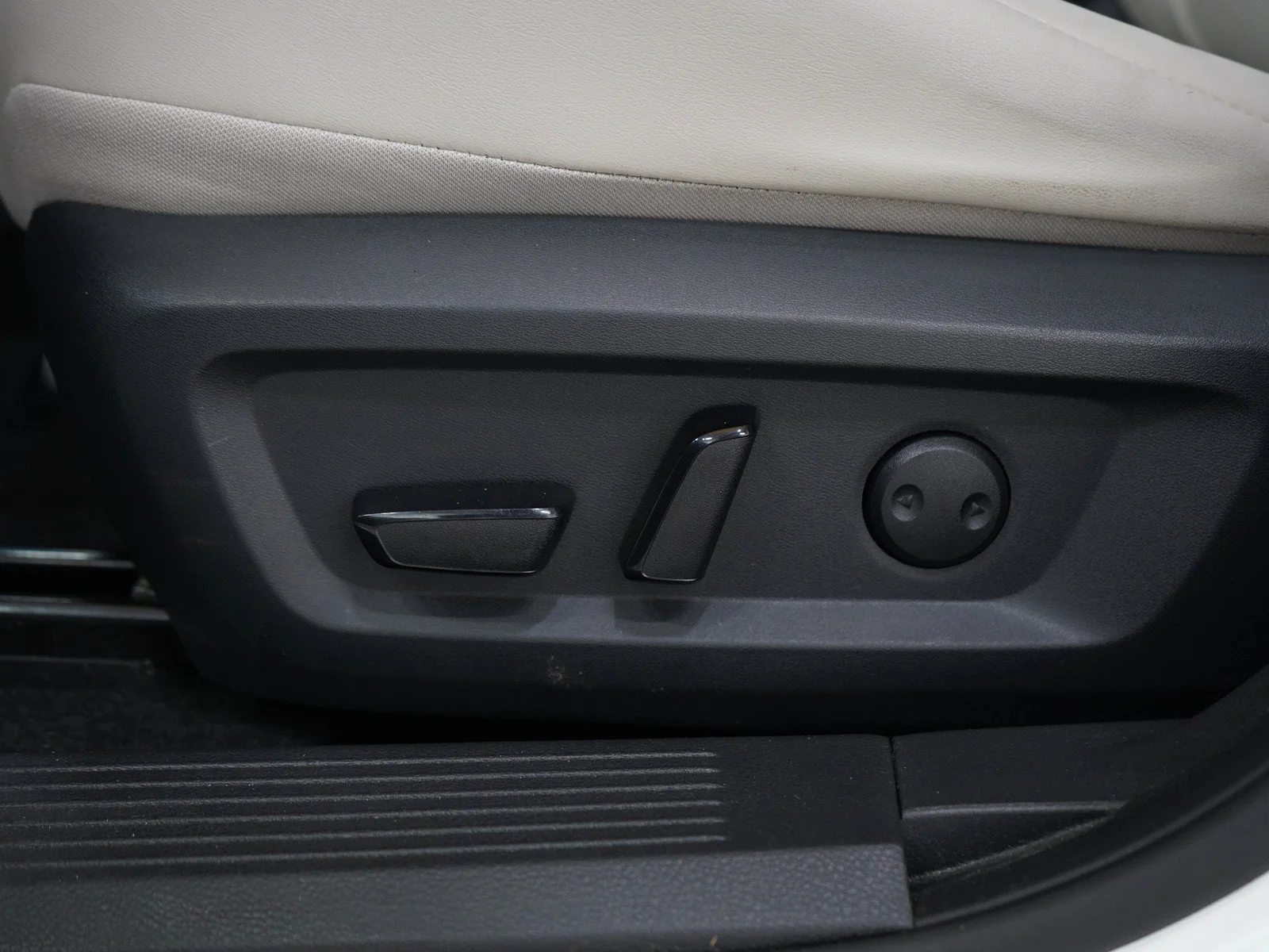 Used 2023 Pearl White Tricoat Nissan SV image 27