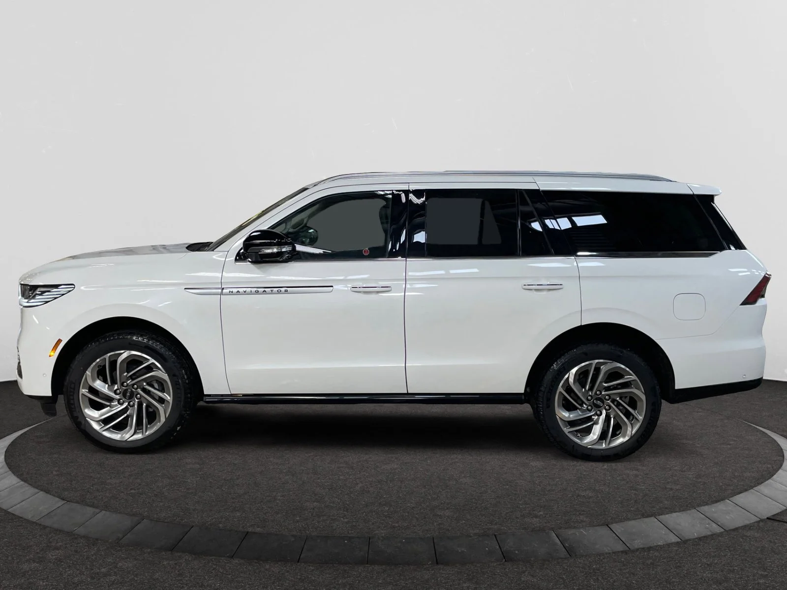 New 2025 Pristine White Metallic Tri-Coat Lincoln Reserve image 2