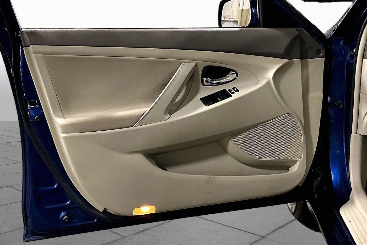 Used 2008 Blue Ribbon Metallic Toyota LE image 21