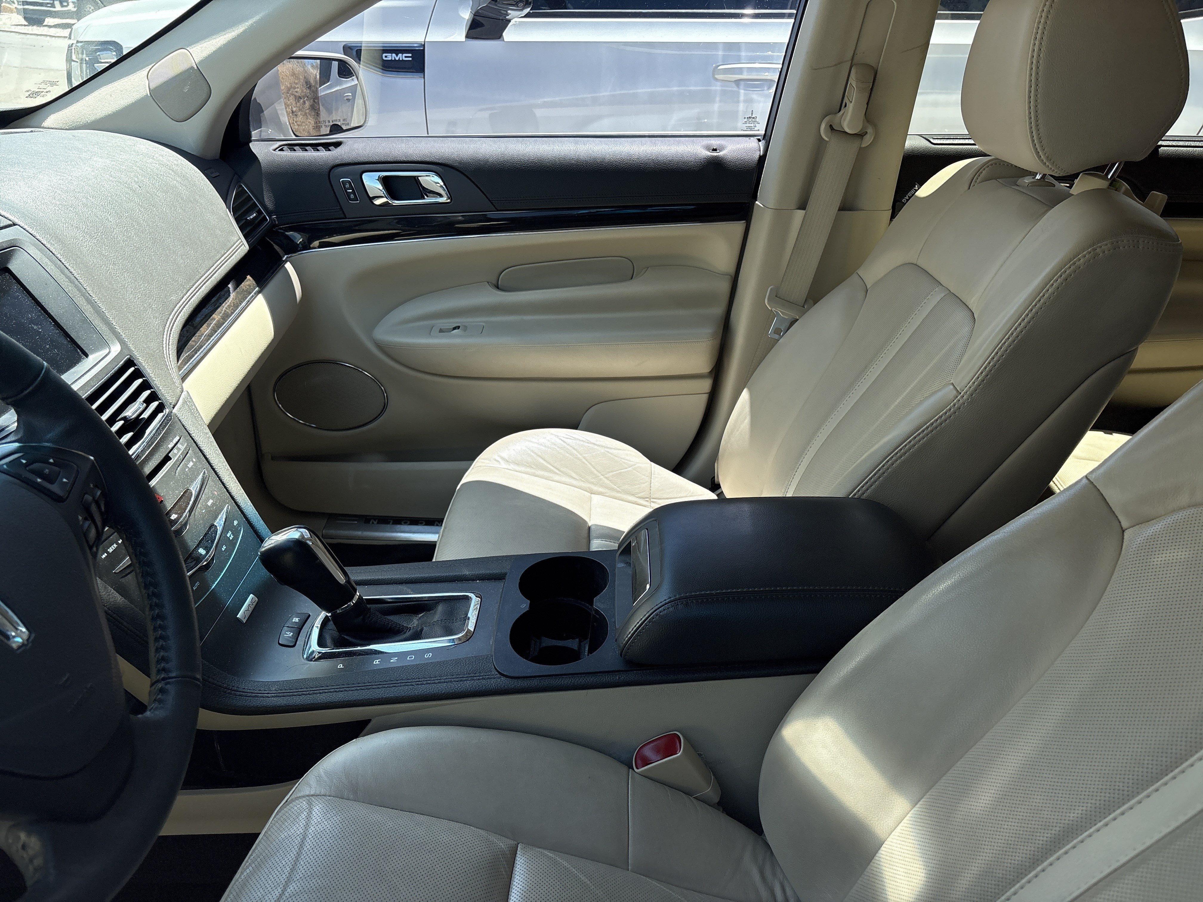 Used 2019 White Lincoln Reserve image 6