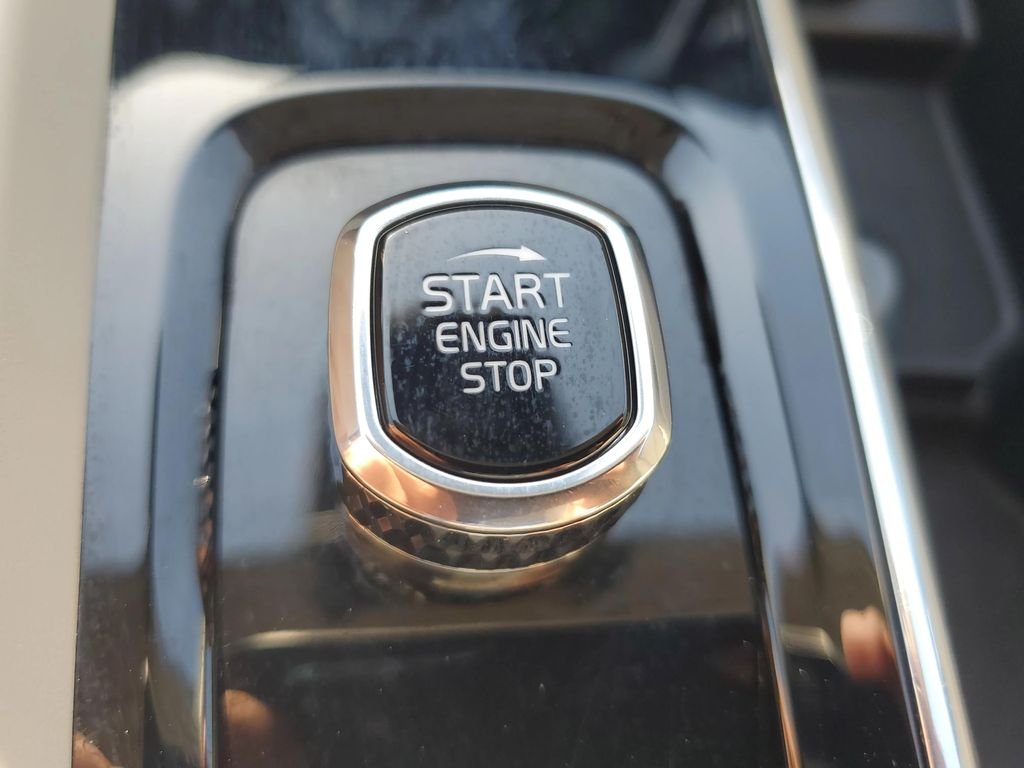 Used 2024  Volvo B5 Core Dark Theme image 51