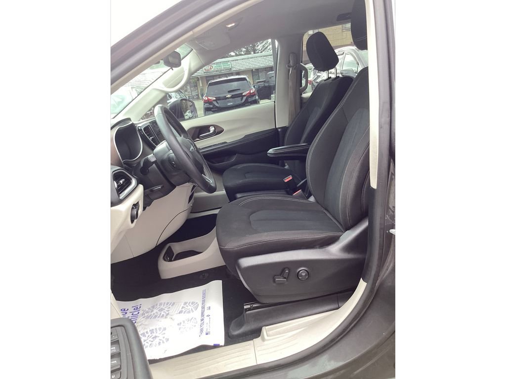 Used 2022 Gray Chrysler LX image 9