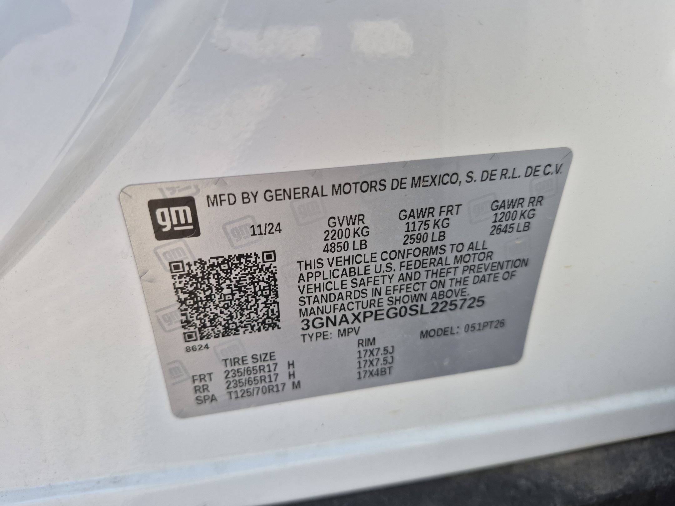 Used 2025 Summit White Chevrolet AWD LT image 34