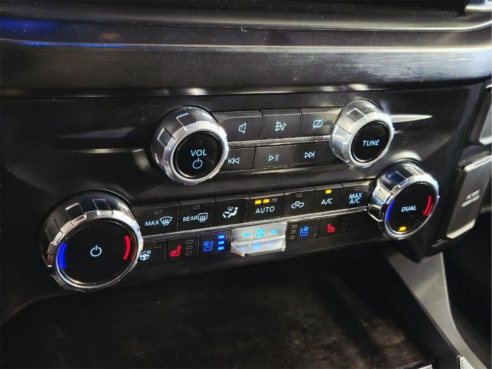 Used 2024 Iconic Silver Ford LARIAT image 47