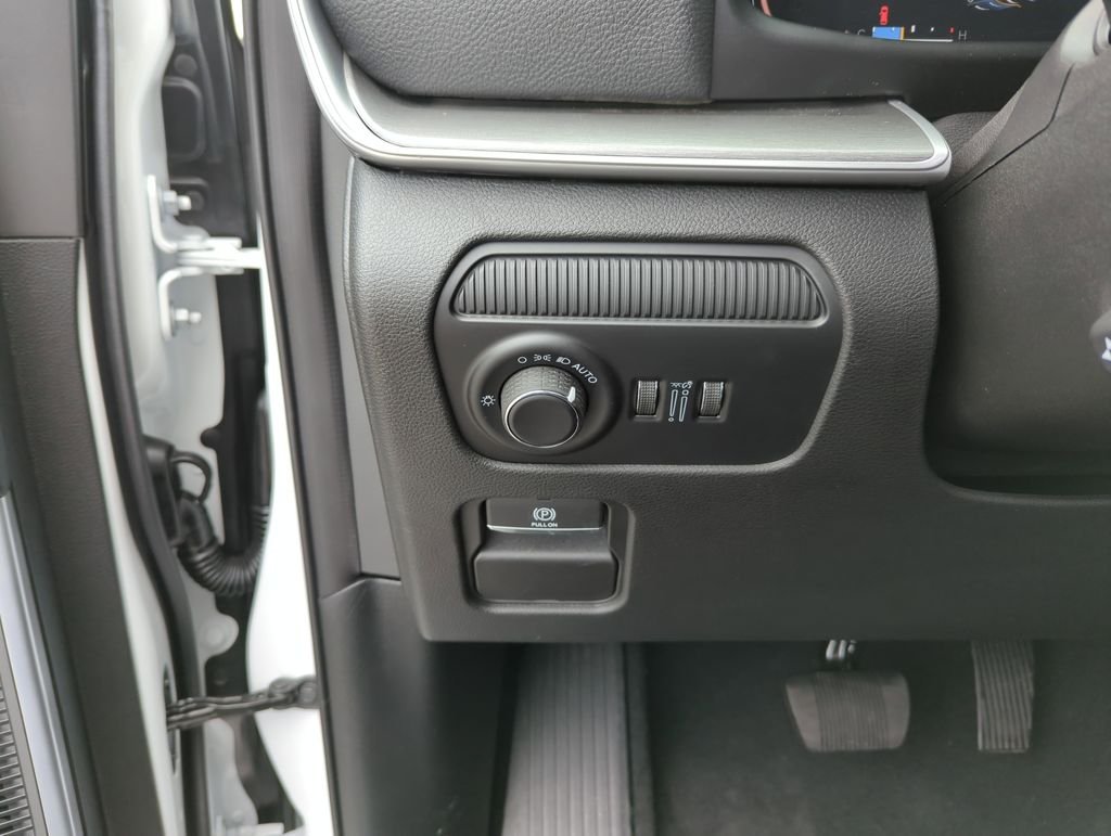 New 2026 Bright White Clear-Coat Exterior Paint Jeep Limited Altitude image 20