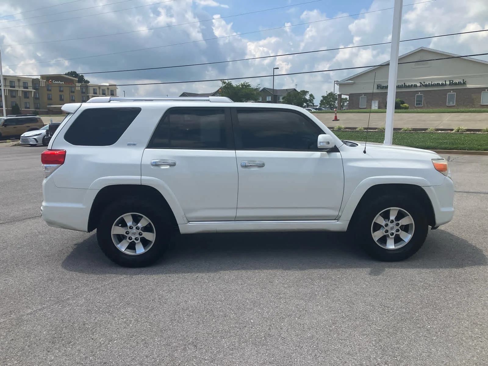 Used 2013 Blizzard Pearl Metallic Toyota SR5 image 8