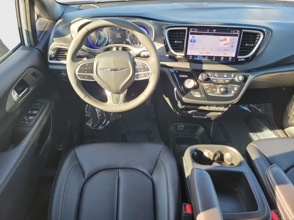 Used 2025 White Chrysler Select image 18
