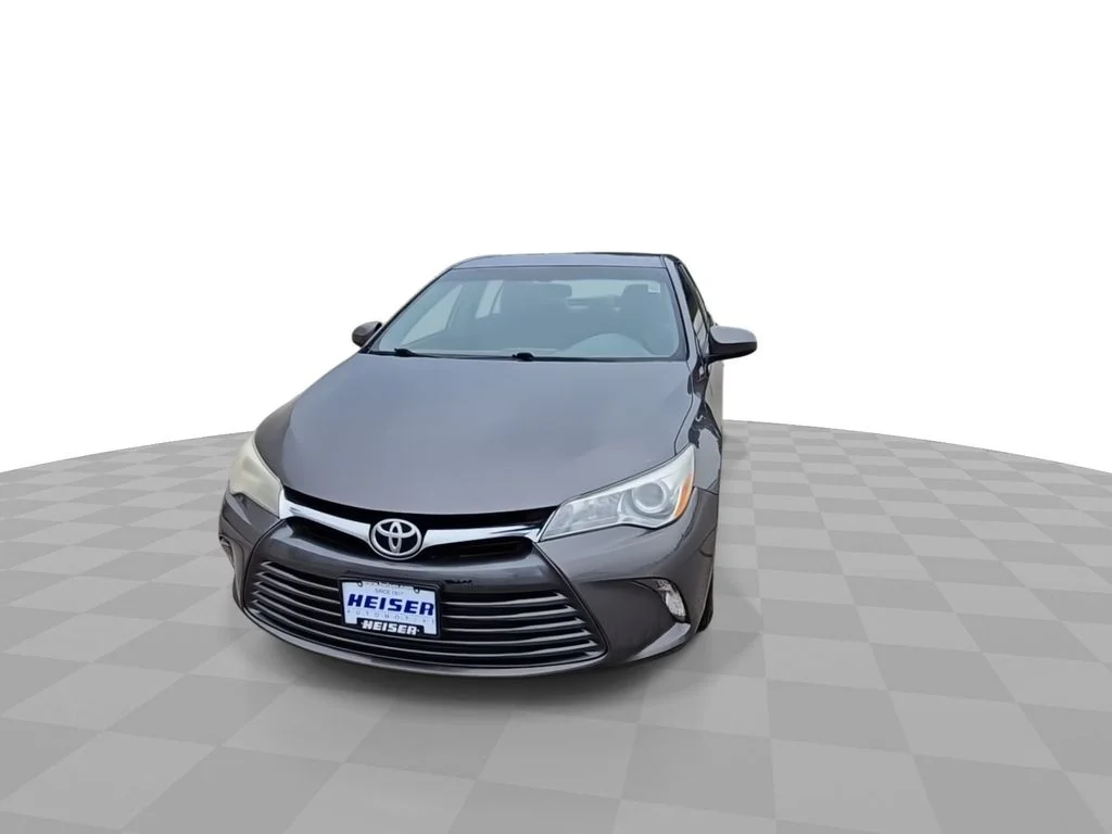 Used 2015 Gray Toyota LE image 3
