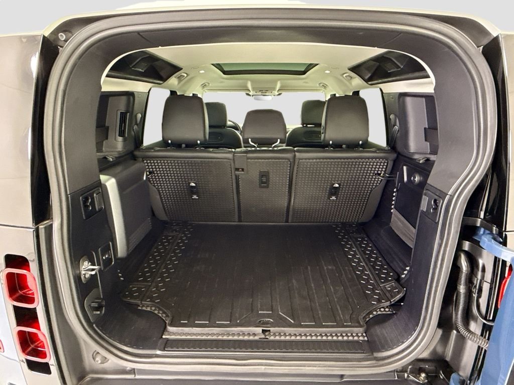 Used 2022 Tasman Blue Metallic Land Rover SE image 27