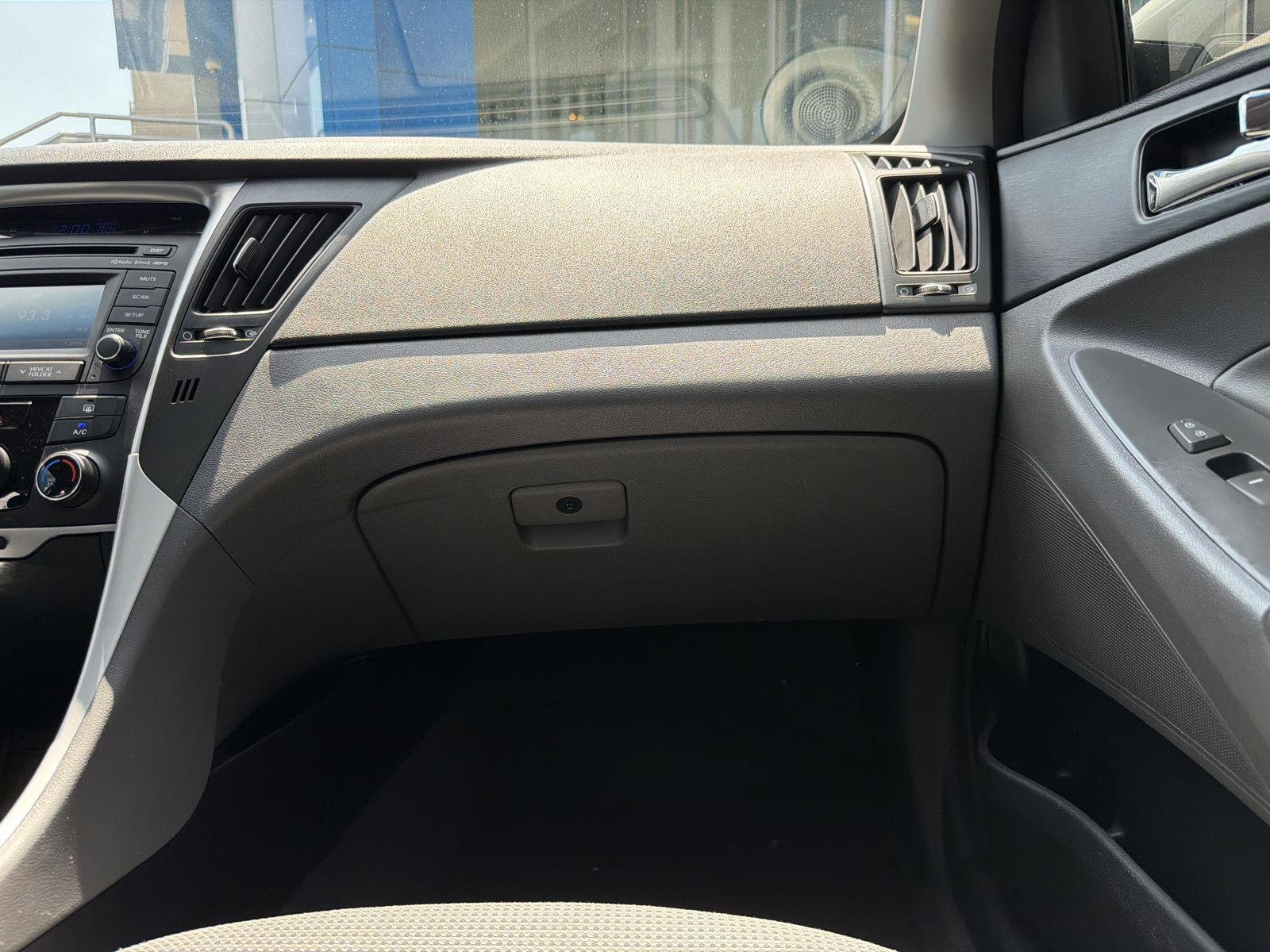 Used 2014 Radiant Silver Metallic Hyundai GLS image 27