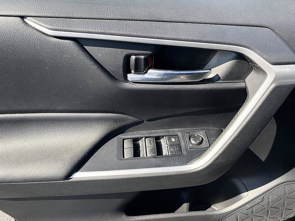 Used 2020 Midnight Black Metallic Toyota Hybrid XLE image 9