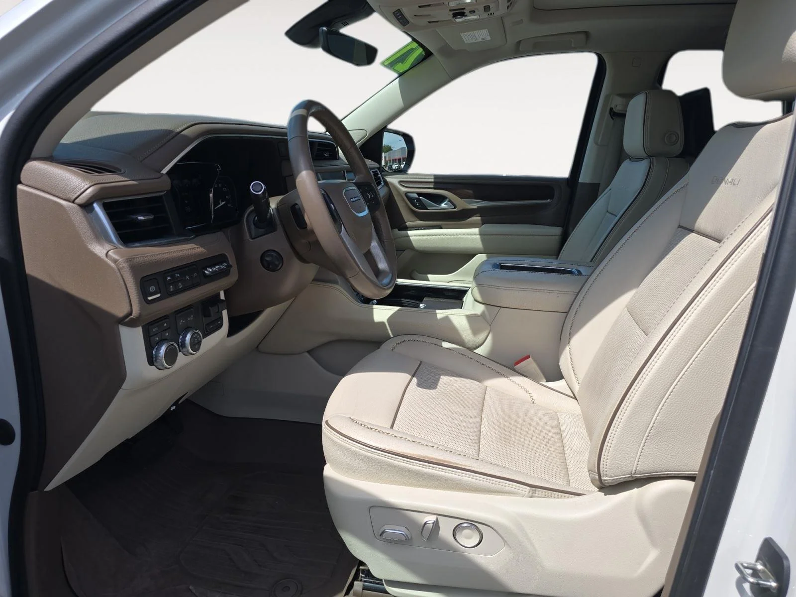 Used 2021 White Frost Tricoat GMC Denali image 10