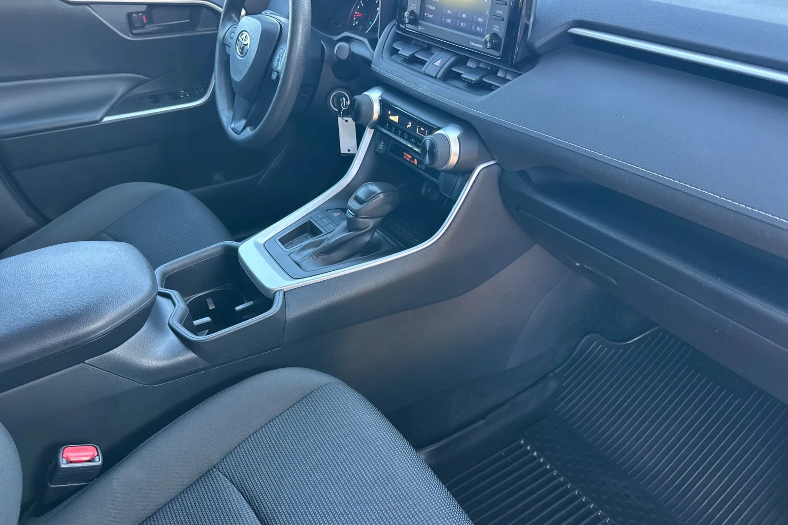 2022 Toyota RAV4 LE - Photo 22