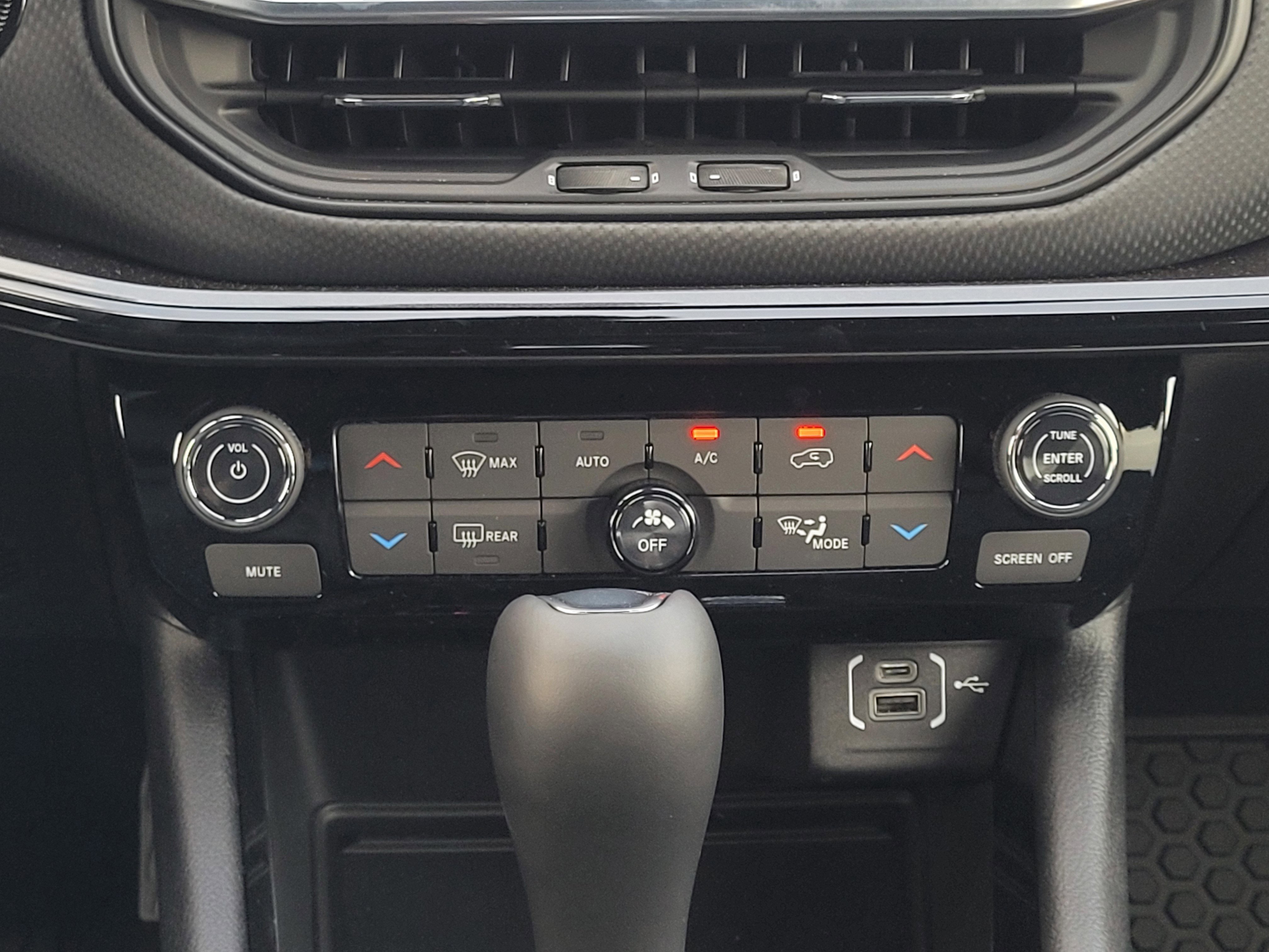 New 2026 Diamond Black Crystal Pearlcoat Jeep Latitude image 16