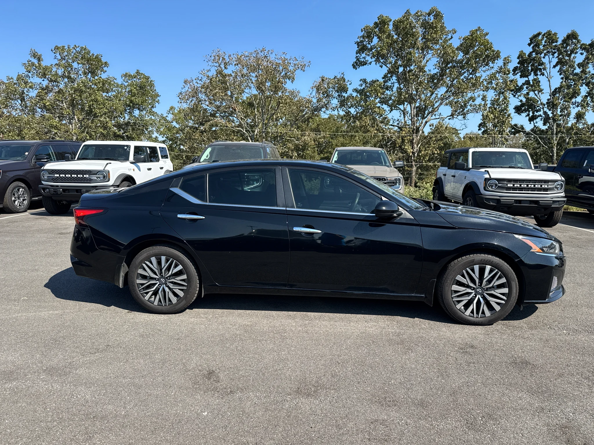 Used 2024 Super Black Nissan 2.5 SV image 5