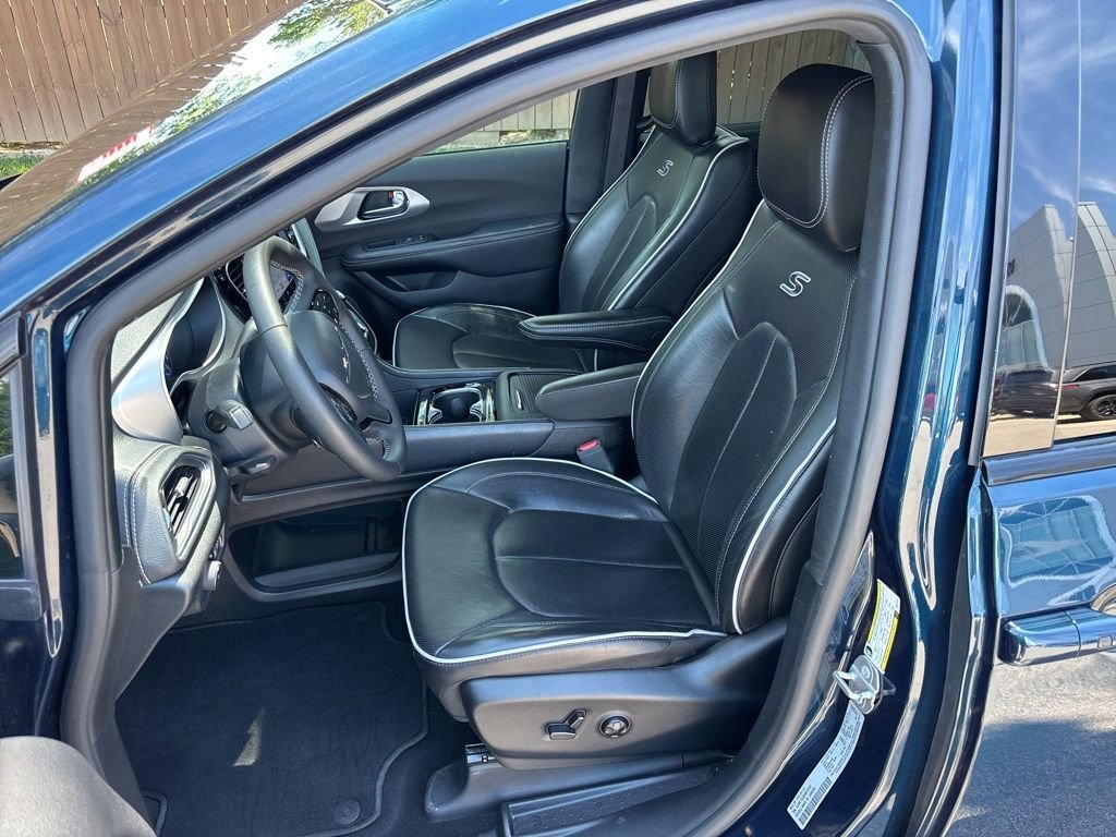 Used 2025 Blue Chrysler Limited image 9