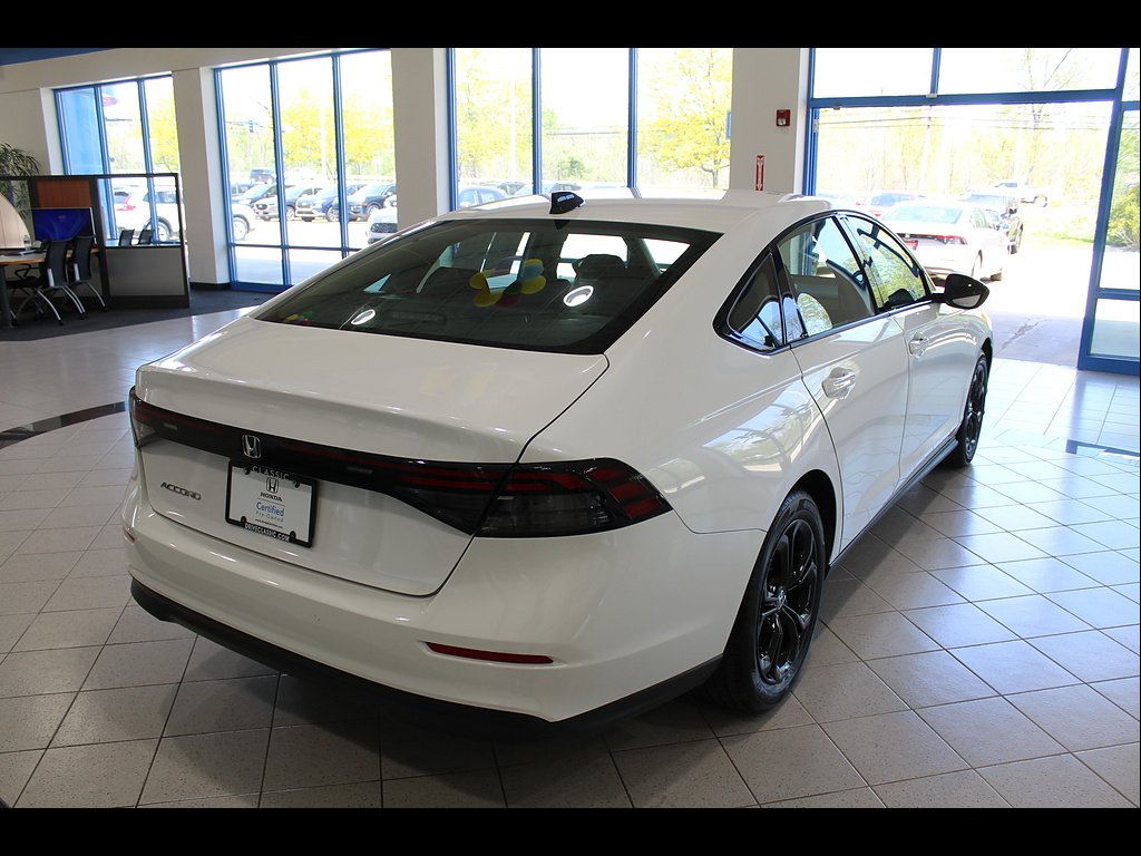 Certified Used 2025 Platinum White Pearl Honda 1.5T SE image 5