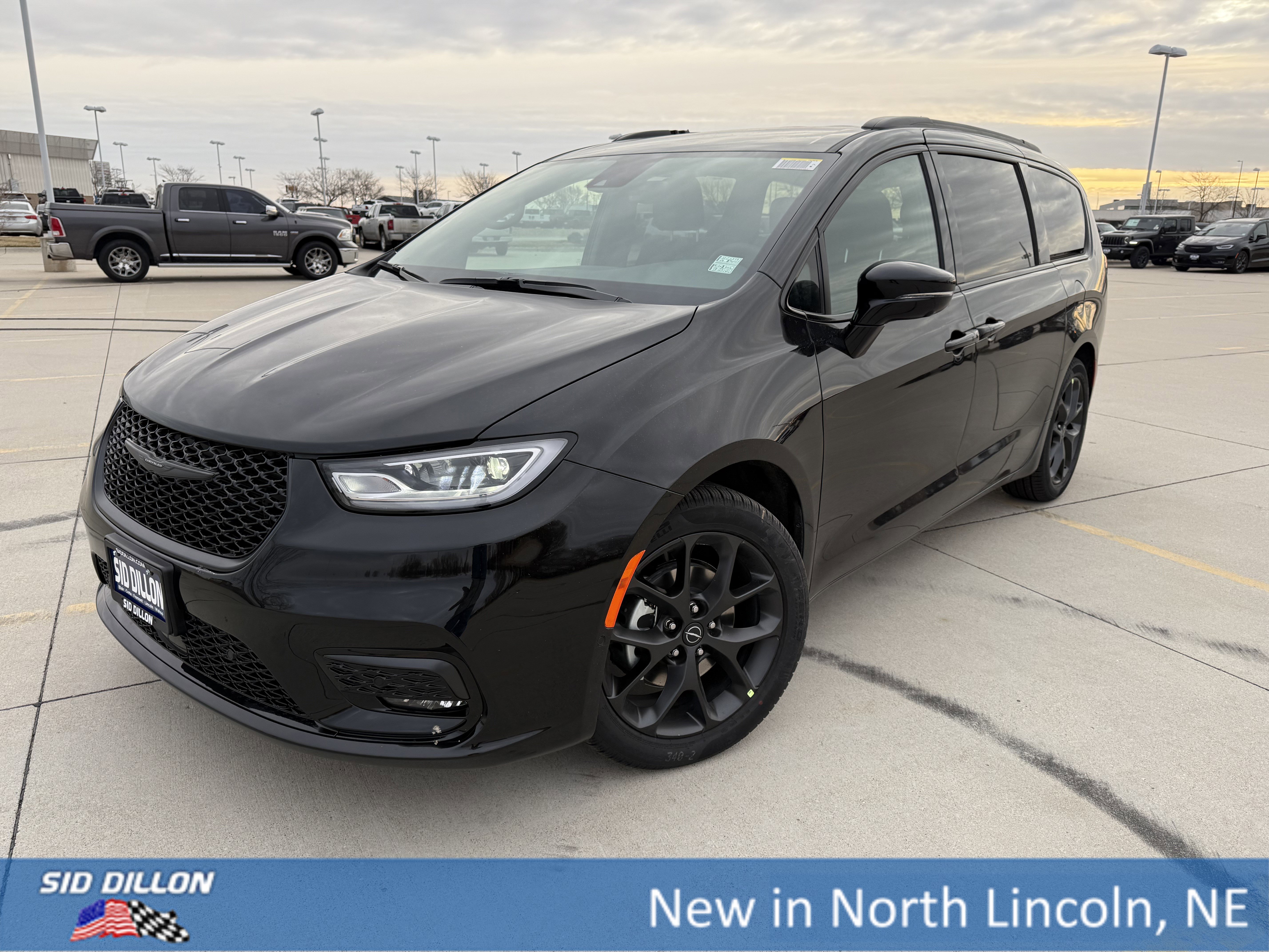 2026 Chrysler Pacifica Select's photo