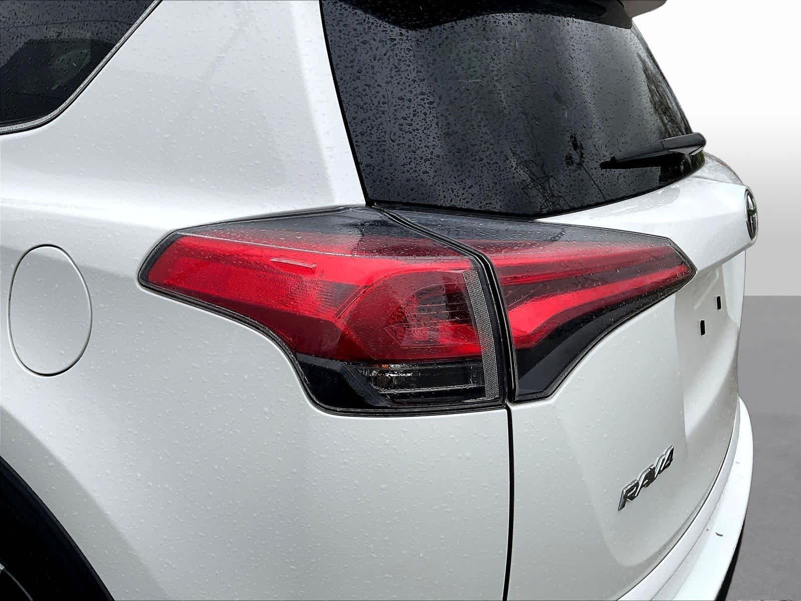 2017 Toyota RAV4 LE - Photo 24