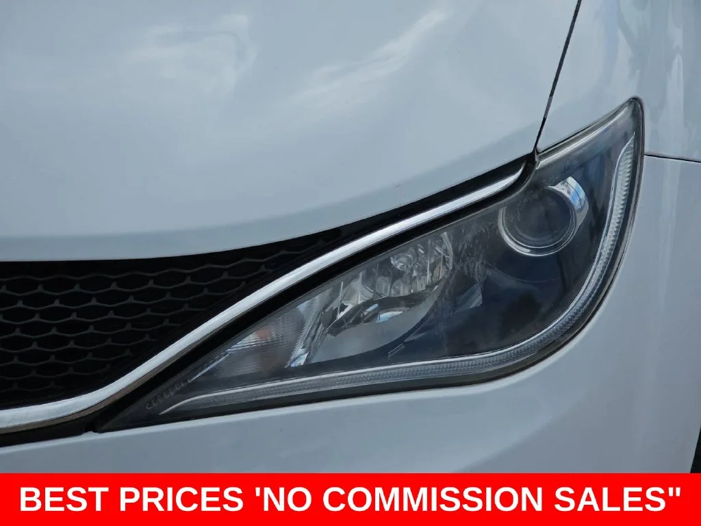 Used 2018 White Chrysler Touring L image 33