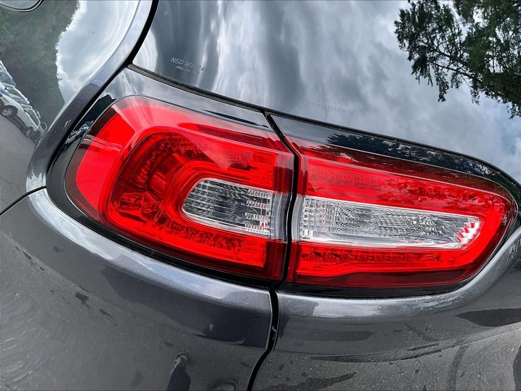 Used 2016 Granite Crystal Metallic Clearcoat Jeep Latitude image 33