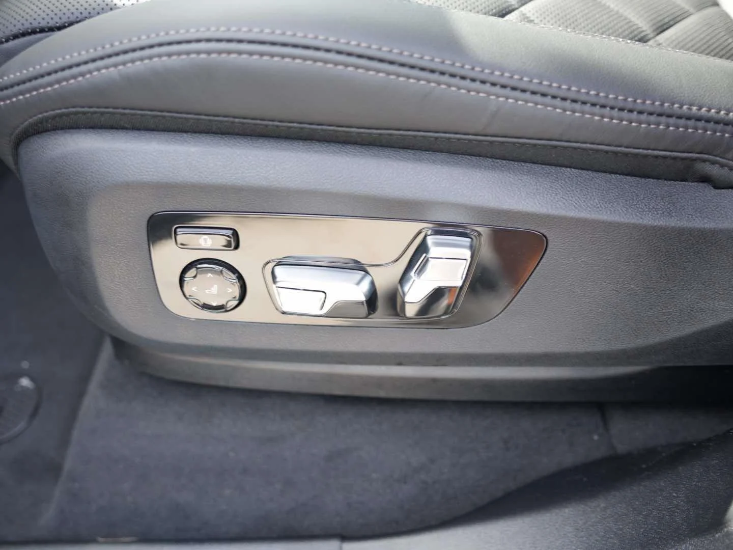 New 2026 Frozen Pure Grey Metallic BMW M60i image 16