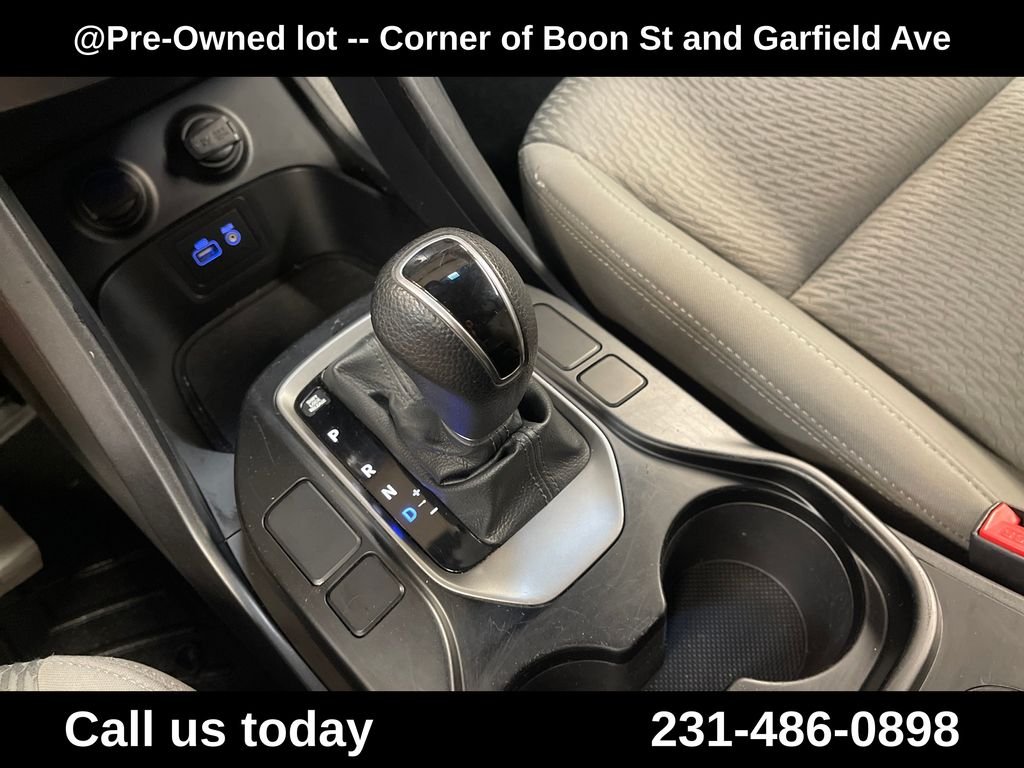 Used 2018 Black Hyundai SE image 25
