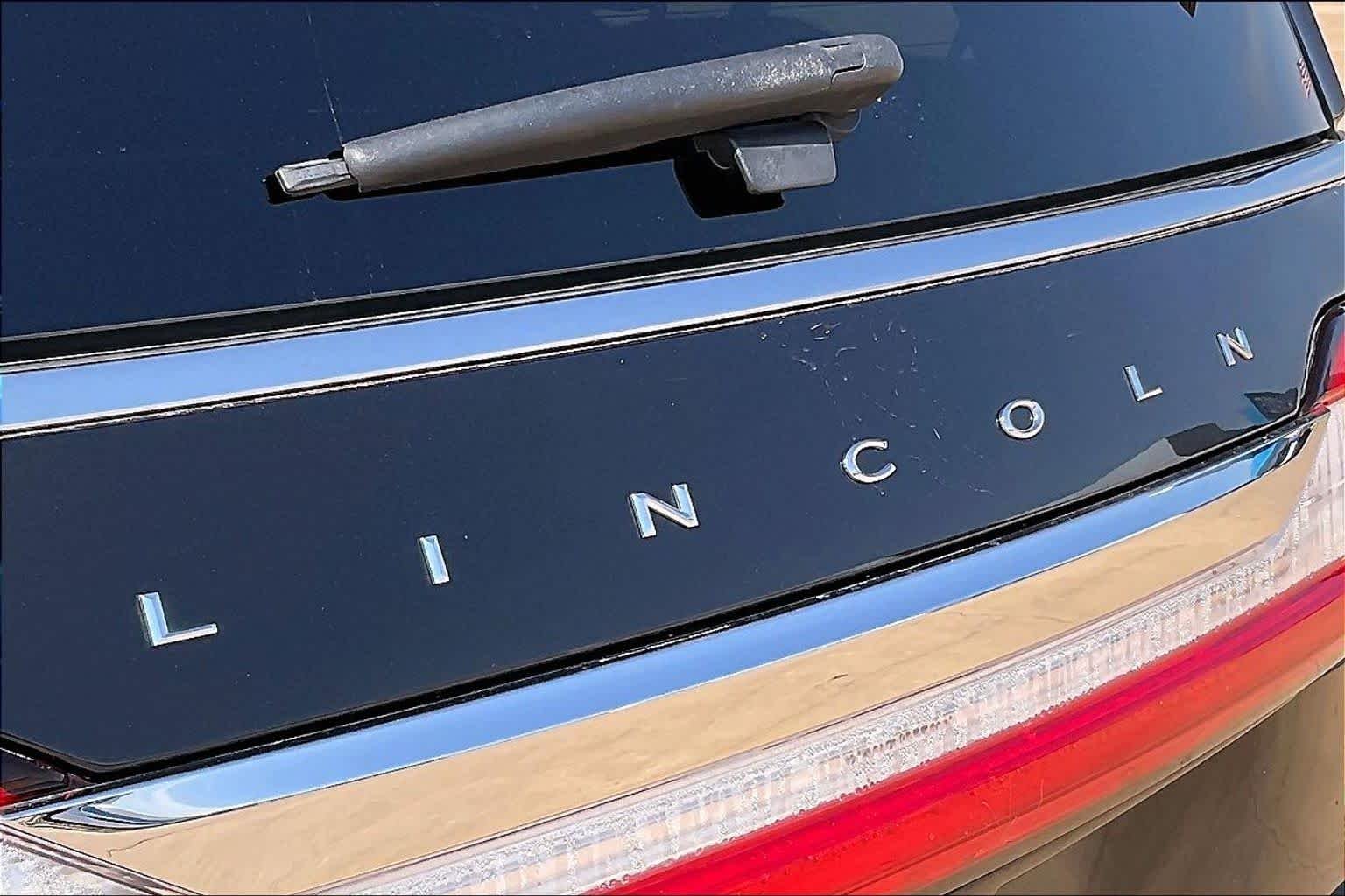 Used 2019 Infinite Black Metallic Lincoln Select image 29