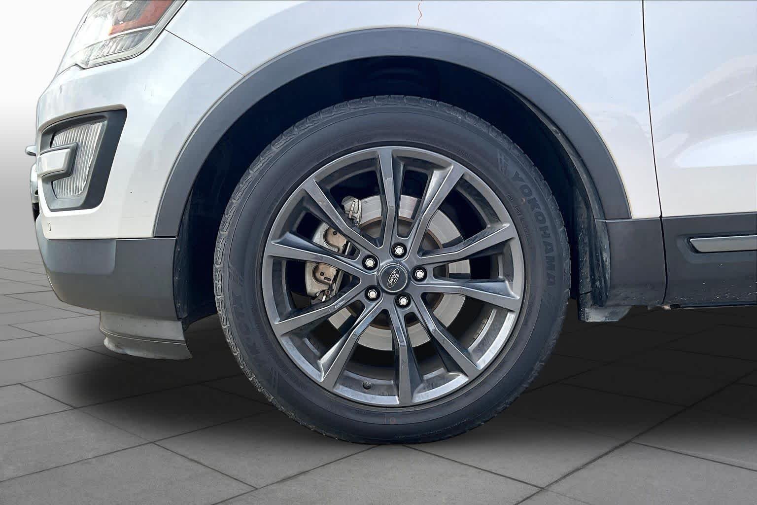 Used 2017 White Platinum Metallic Tri-Coat Ford XLT image 10