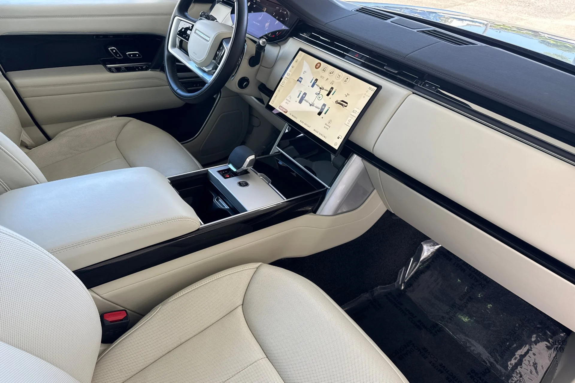 Used 2024 Silver Land Rover SE image 18