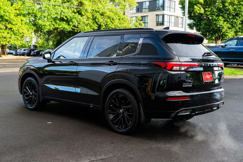 New 2026 Black Nissan Platinum image 4