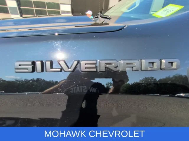 Used 2022 BLACK Chevrolet Custom image 32