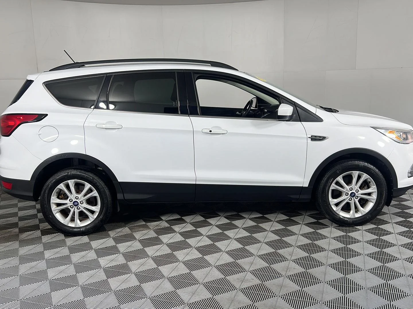 Used 2019 Oxford White Ford SEL image 9