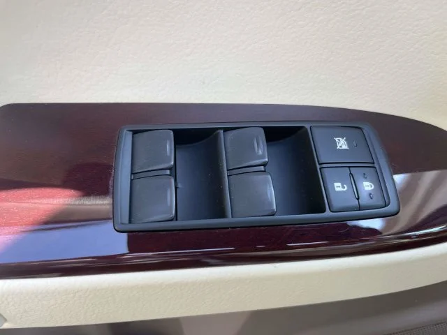 Used 2018 White Lexus 460 image 18