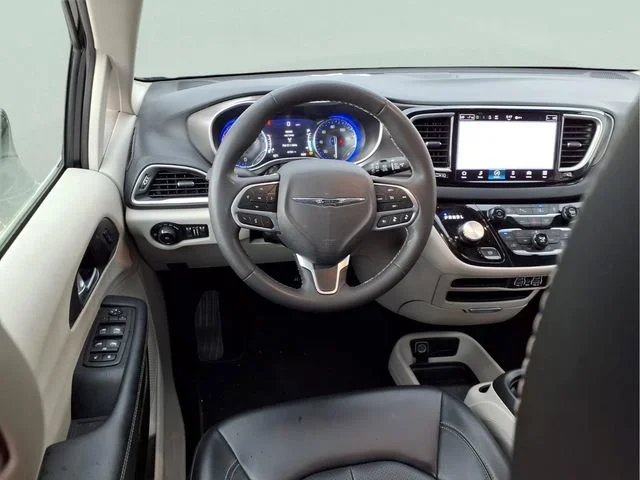 Used 2024  Chrysler Touring L image 4