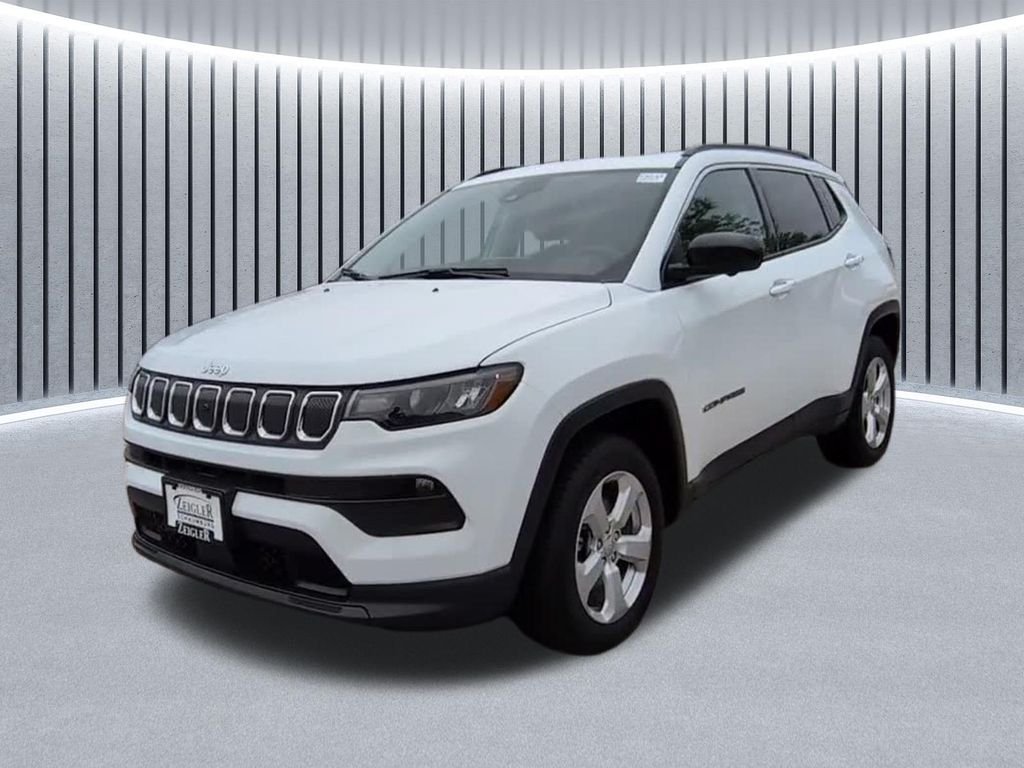 Used 2022 White Jeep Latitude image 3