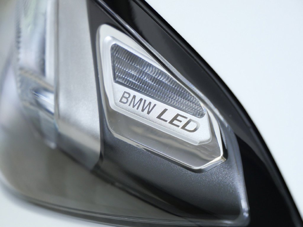 New 2026 Mineral White Metallic BMW 330i xDrive image 4