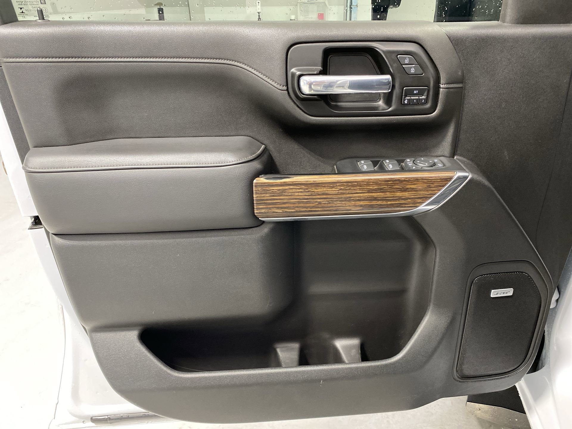 Used 2022 Iridescent Pearl Tricoat Chevrolet High Country image 21