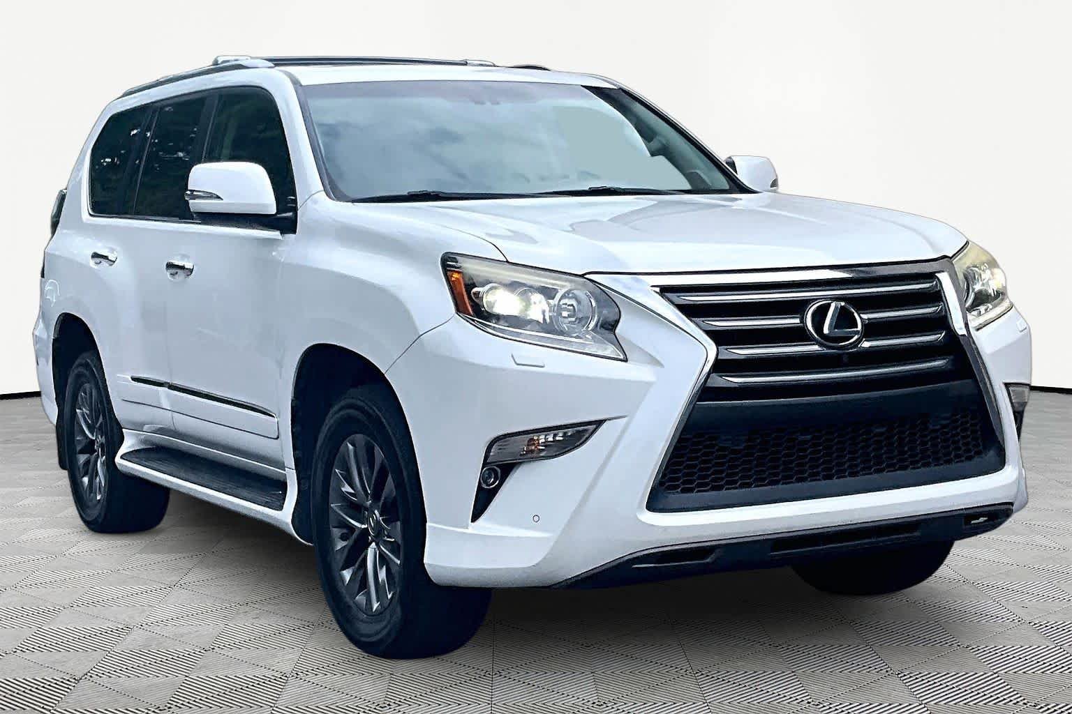 Used 2015 Starfire Pearl Lexus Luxury image 2