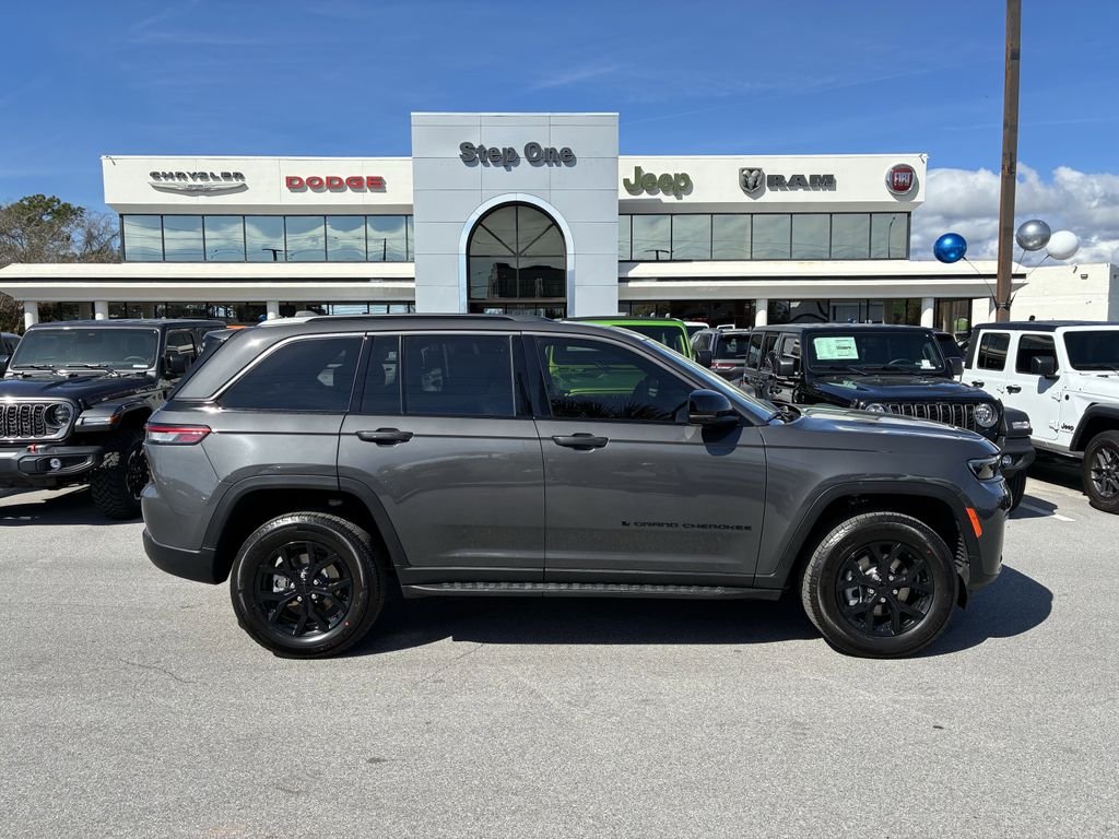 New 2026 Baltic Gray Metallic Clear-Coat Exterior Paint Jeep Altitude image 4