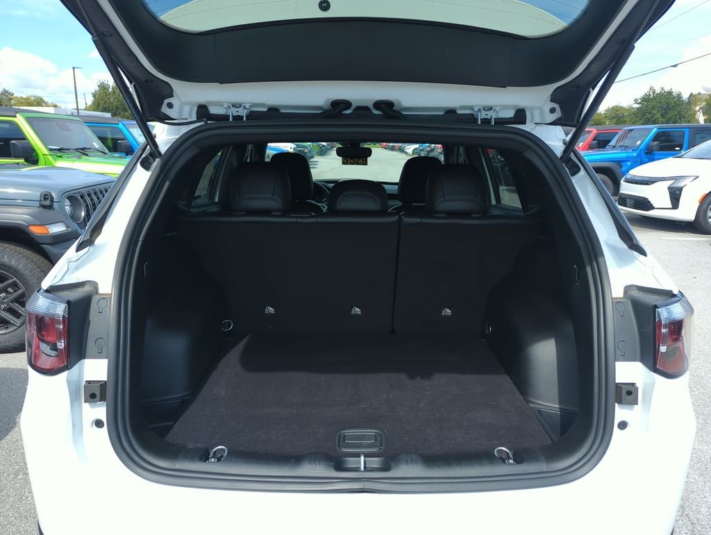 New 2026 Bright White Clear-Coat Exterior Paint Jeep Latitude image 29