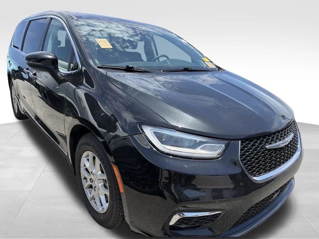Used 2023 Black Chrysler Touring L image 29