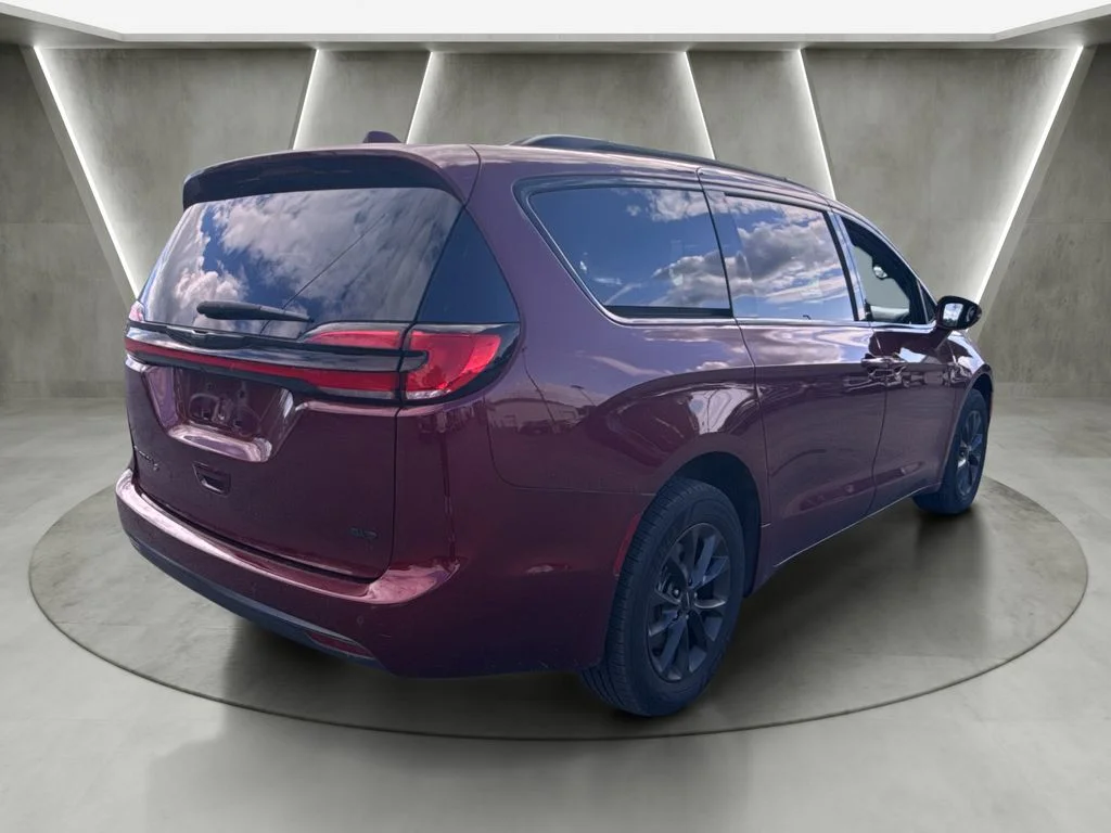Used 2022 Red Chrysler Touring L image 3
