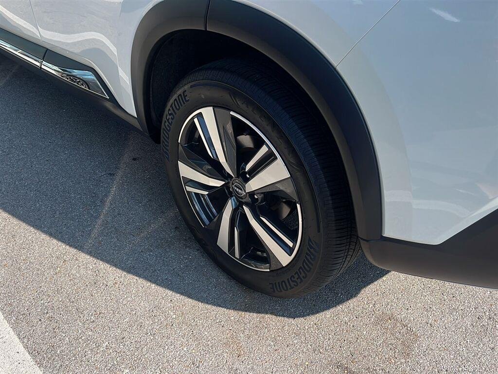 Used 2021 Pearl White Tricoat/Super Black Nissan SL image 13