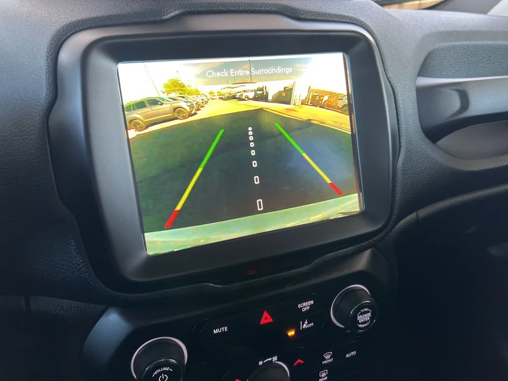 Used 2023 White Jeep Altitude image 27