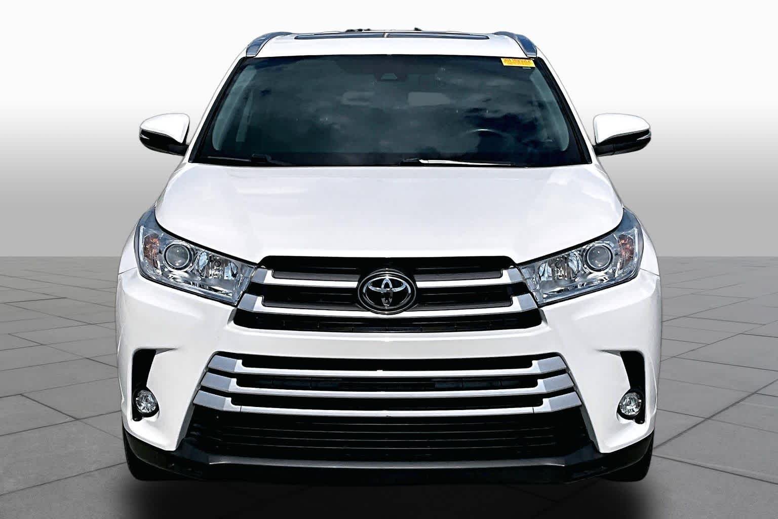 Used 2018 Blizzard Pearl Toyota XLE image 4